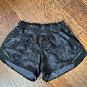 Lululemon Hotty Hot low-rise shorts 4" sz 6